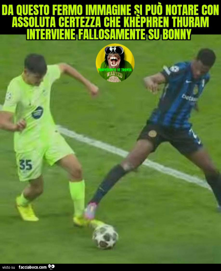 Da questo fermo immagine si può notare con assoluta certezza che
